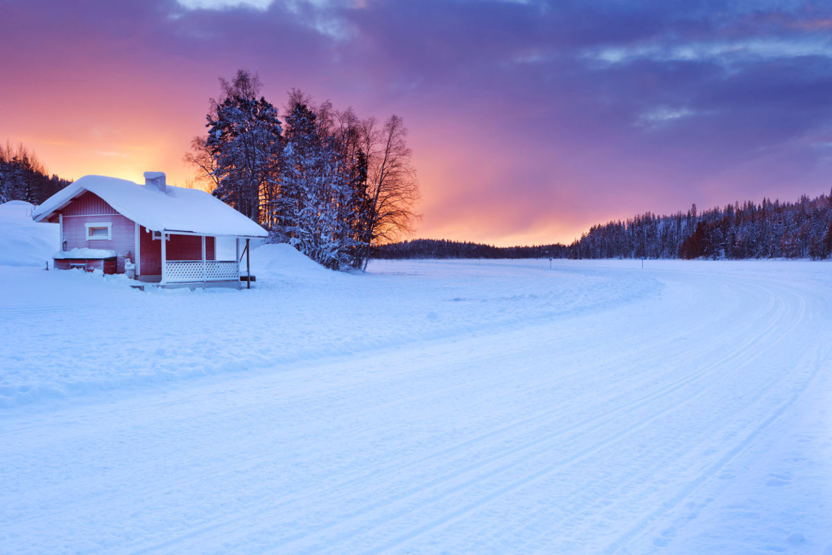 Ein kleines Haus in der verschneiten, idyllischen Landschaft Lapplands.